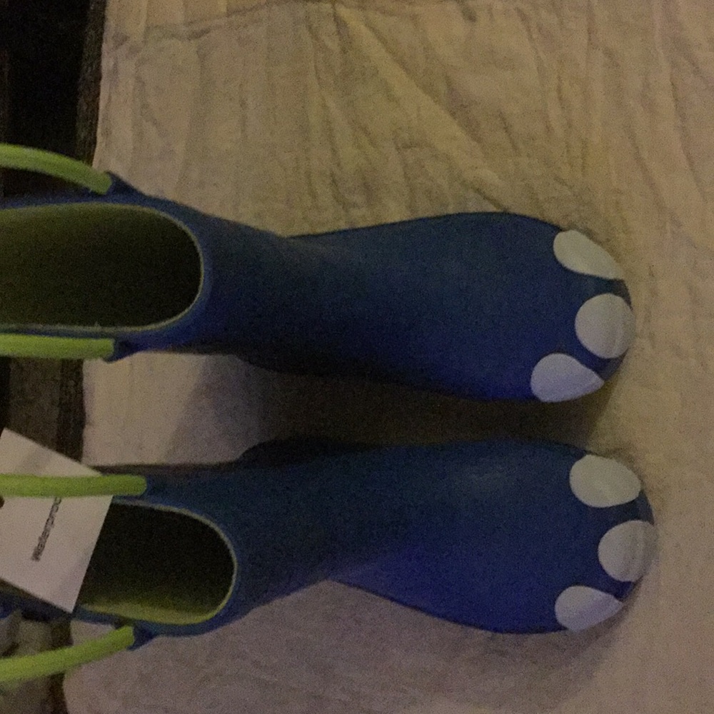 Cat and jack waterproof size 7 kids boots